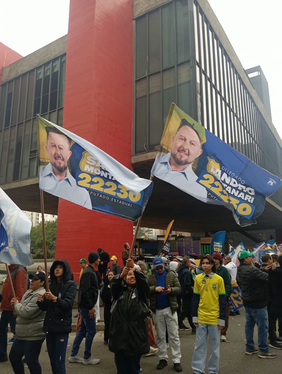 Grandes bandeira do delegado Sandro na Av Paulista