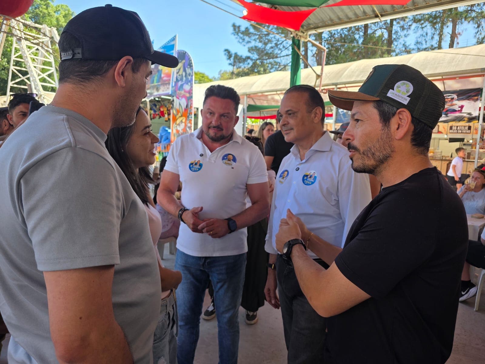 Delegado Sandro Montanari aparece em pé ao lado do Prefeito Daniel Martini e do Deputado Federal Roberto de Lucena