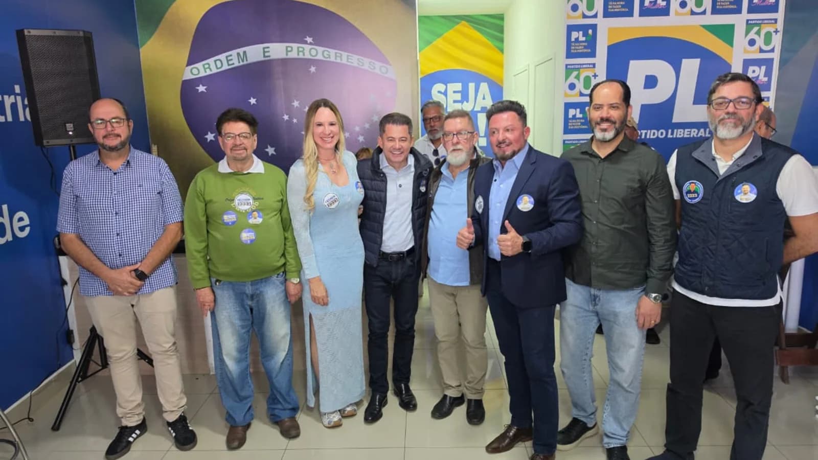 Deputado Cezinha de Madureira ao lado do Delegado Sandro Montanari, vereadores e coordenadores da campanha
