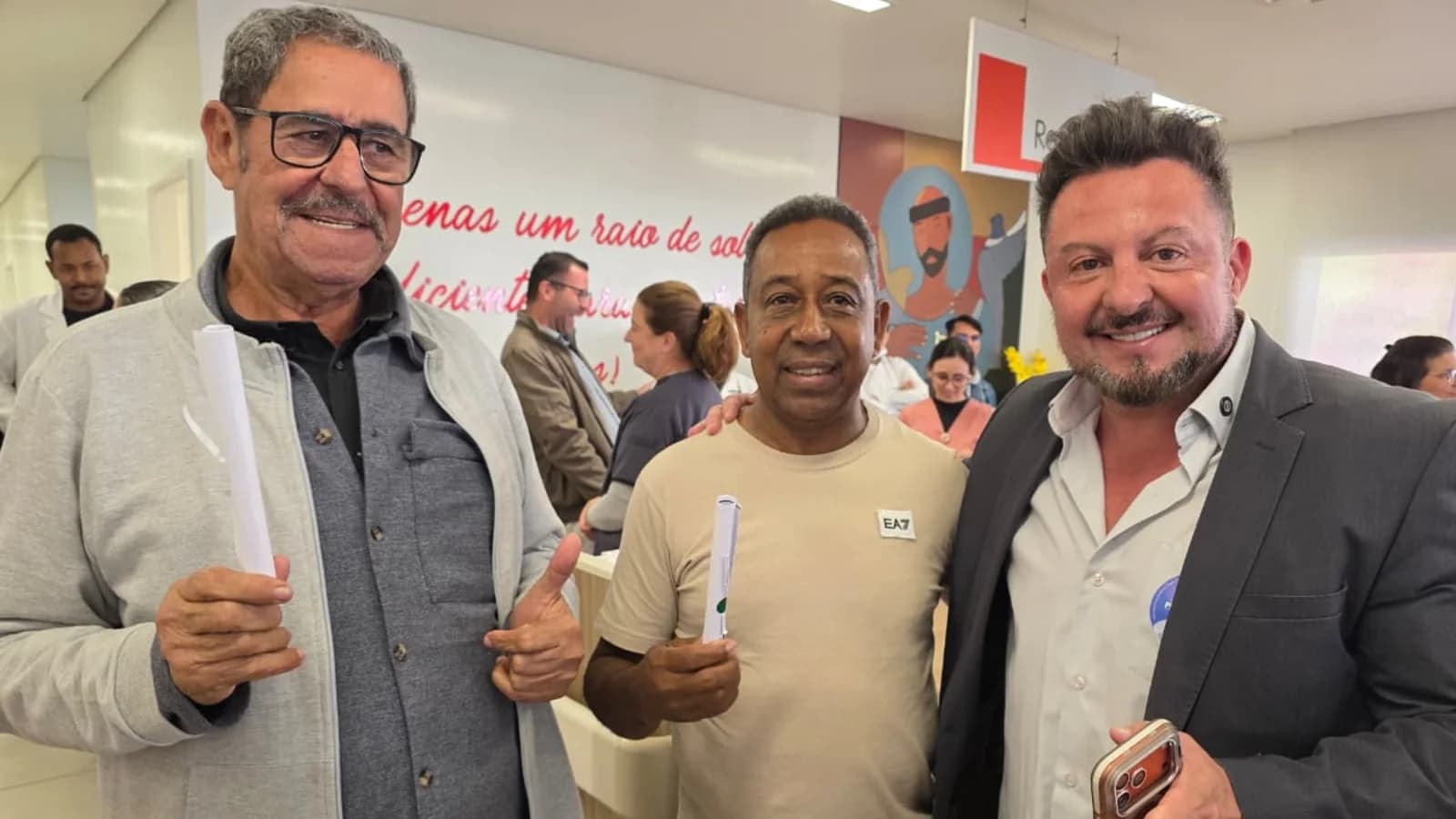 dois pacientes que tiveram alta forma na oncologia ao lado do candidato
