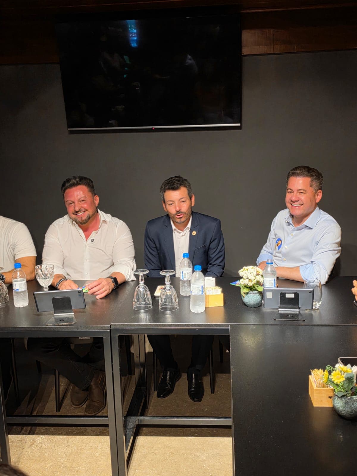 Delegado Sandro Montanari sentado a mesa com prefeito de Atibaia e deputado federal Cezinha de Madureira e vereadores