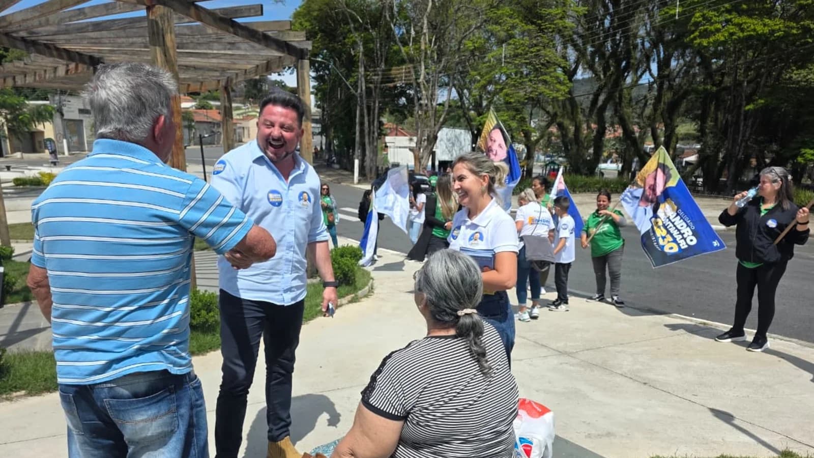 Delegado Sandro Montanari cumprimentando um cidadão na cidade de Vargem