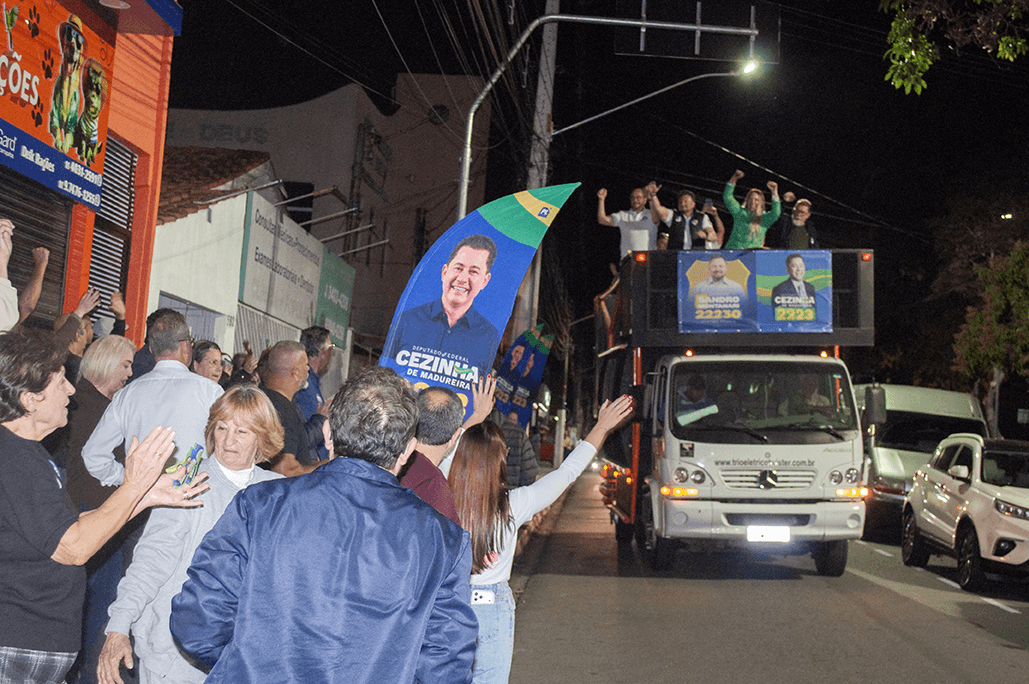 Carro de som chegando no Parque dos Estados com muitas pessoas na frente do novo comitê