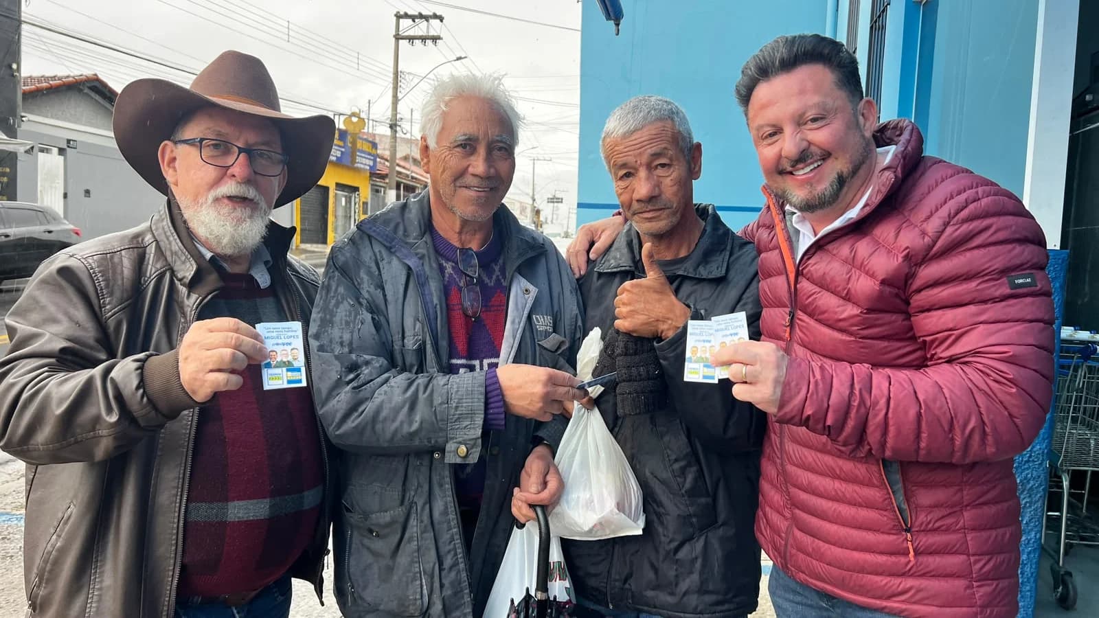 Sandro com Miguel Lopes e dois cidadãos bragantinos segurando o santinho da campanha