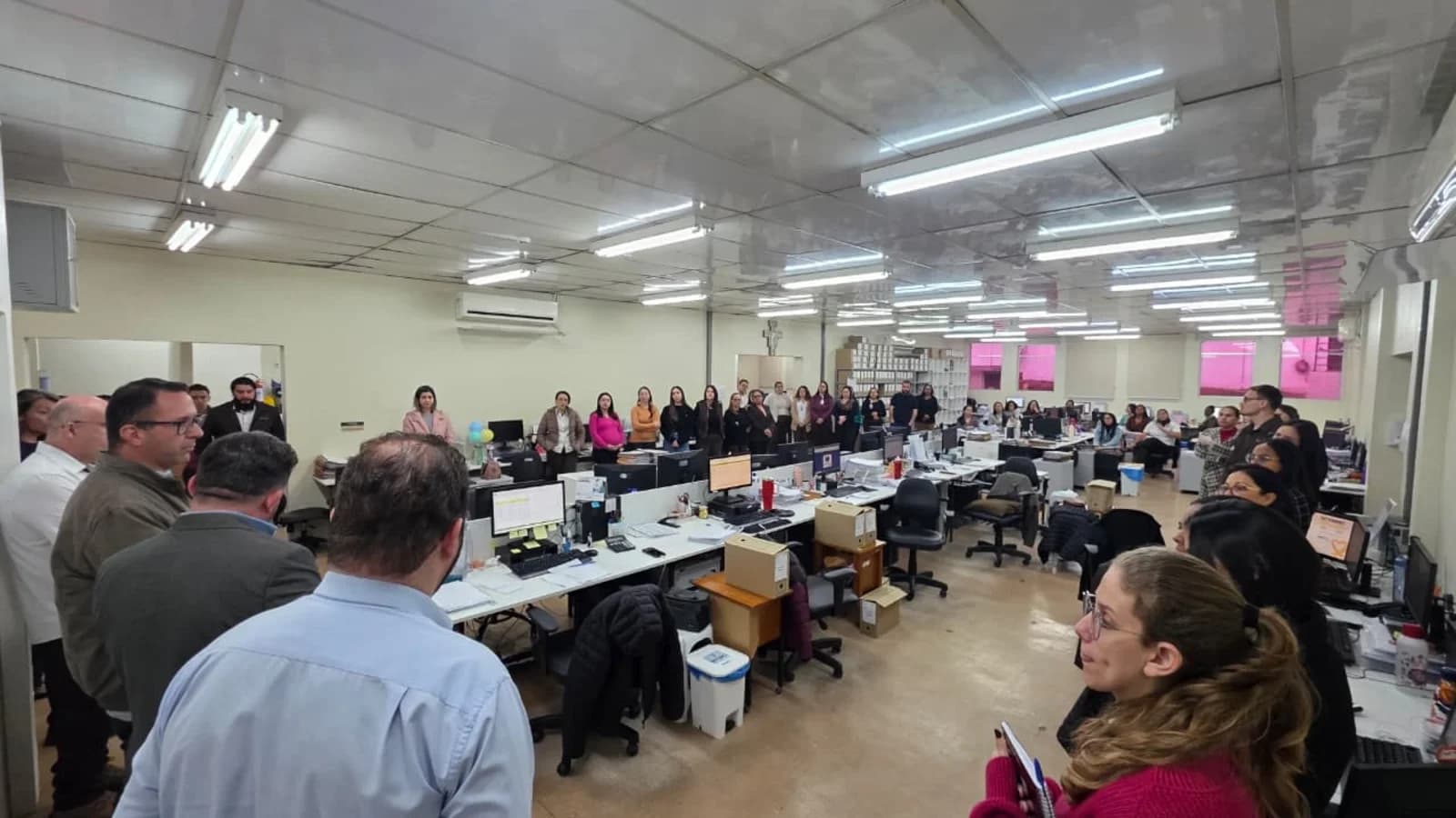 Muitas pessoas da área da saúde em uma sala conversando com o candidato